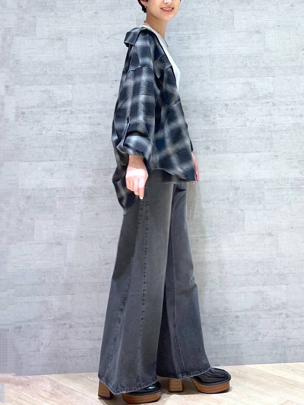 ブラック系のデニムパンツ、ブラック系のローファー、ブラック系のシャツ/ブラウスを着用したレディースの秋コーディネートの6枚目の写真