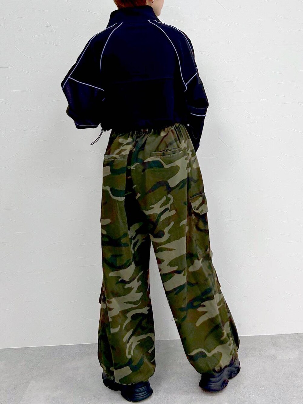 グリーン系のその他パンツ、ブラック系のスウェットを着用したレディースの冬コーディネートの7枚目の写真