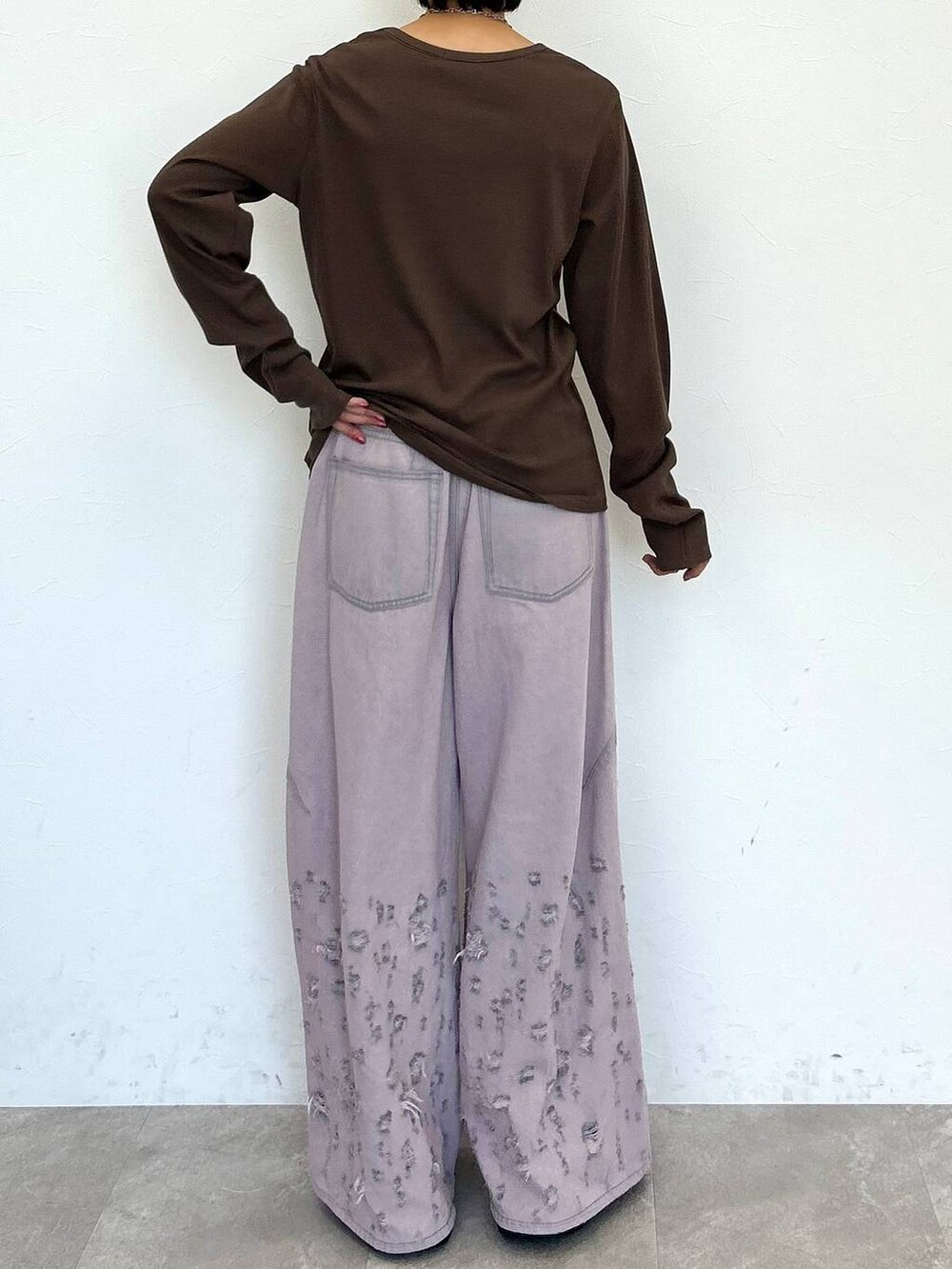 ピンク系のデニムパンツ、ブラウン系のTシャツ/カットソー、シルバー系のネックレスを着用したレディースの秋コーディネートの7枚目の写真