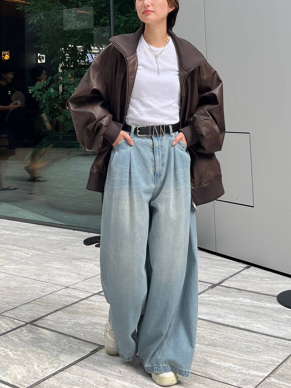 「メンズライク、カジュアル、モード、PAGEBOY、Anui」｜「Anuiの【UNISEX/3サイズ展開】ワイドイージーデニム（デニムパンツ、ブルー系）」を使った、なっつさん（レディース・164cm）の秋コーディネートの2枚目の写真