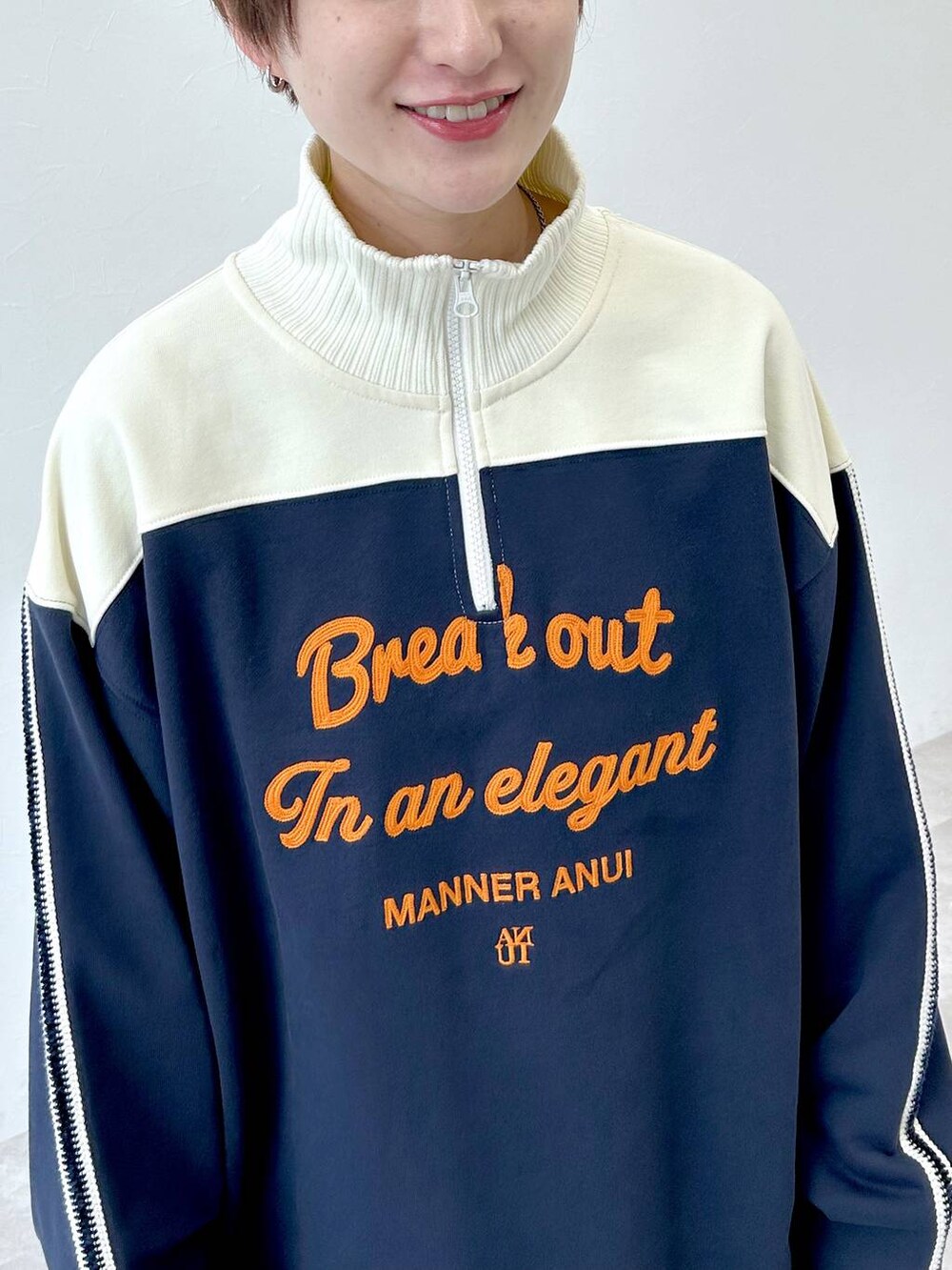 ブラック系のその他パンツ、ブルー系のスウェットを着用したレディースの冬コーディネートの2枚目の写真