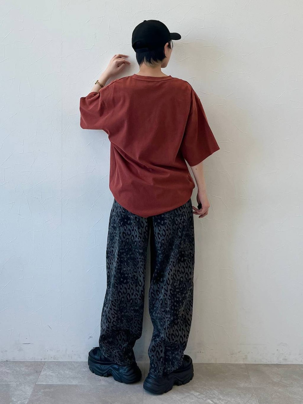 ブラック系のスニーカー、ブラック系のデニムパンツ、ブラック系のキャップを着用したレディースの春コーディネートの7枚目の写真