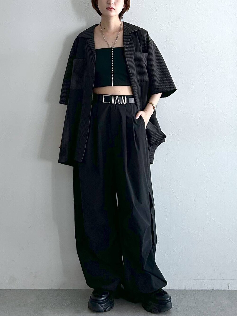 ブラック系のシャツ/ブラウス、ブラック系のカーゴパンツ、ブラック系のベルトを着用したレディースの春コーディネートの3枚目の写真