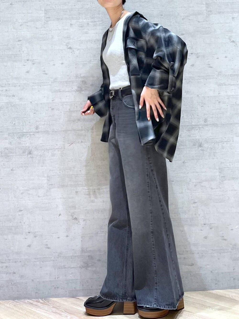 ブラック系のデニムパンツ、ブラック系のローファー、ブラック系のシャツ/ブラウスを着用したレディースの秋コーディネートの4枚目の写真