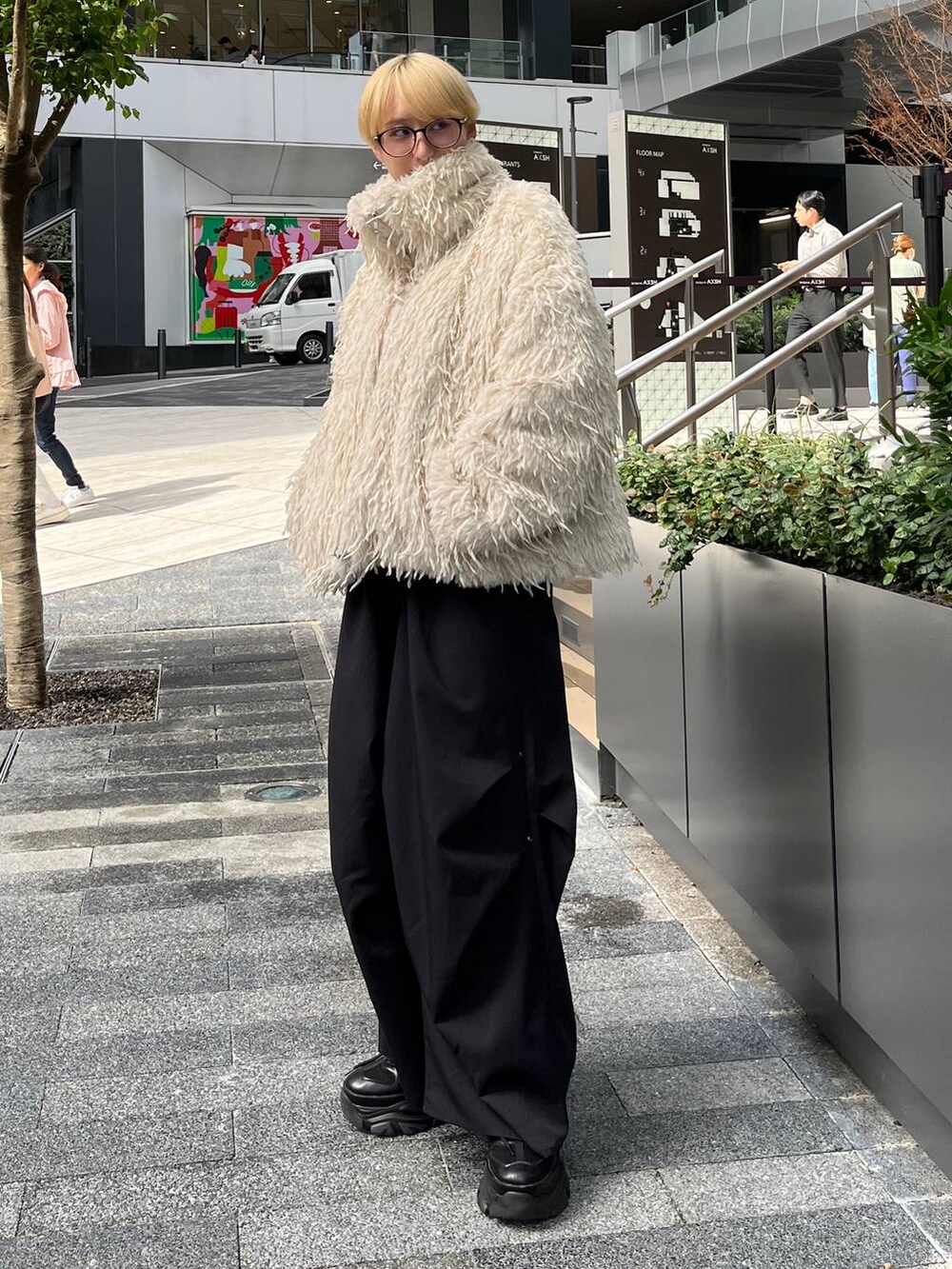 ブラック系のスニーカー、ブラック系のその他パンツ、ベージュ系のブルゾンを着用したレディースの秋コーディネートの2枚目の写真