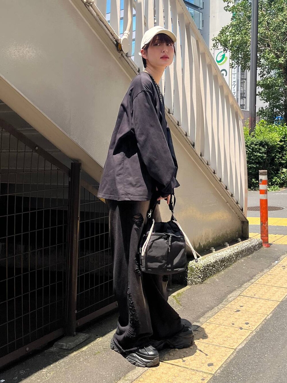 ブラック系のショルダーバッグ、ブラック系のスニーカー、ブラック系のスウェットパンツを着用したレディースの秋コーディネートの6枚目の写真