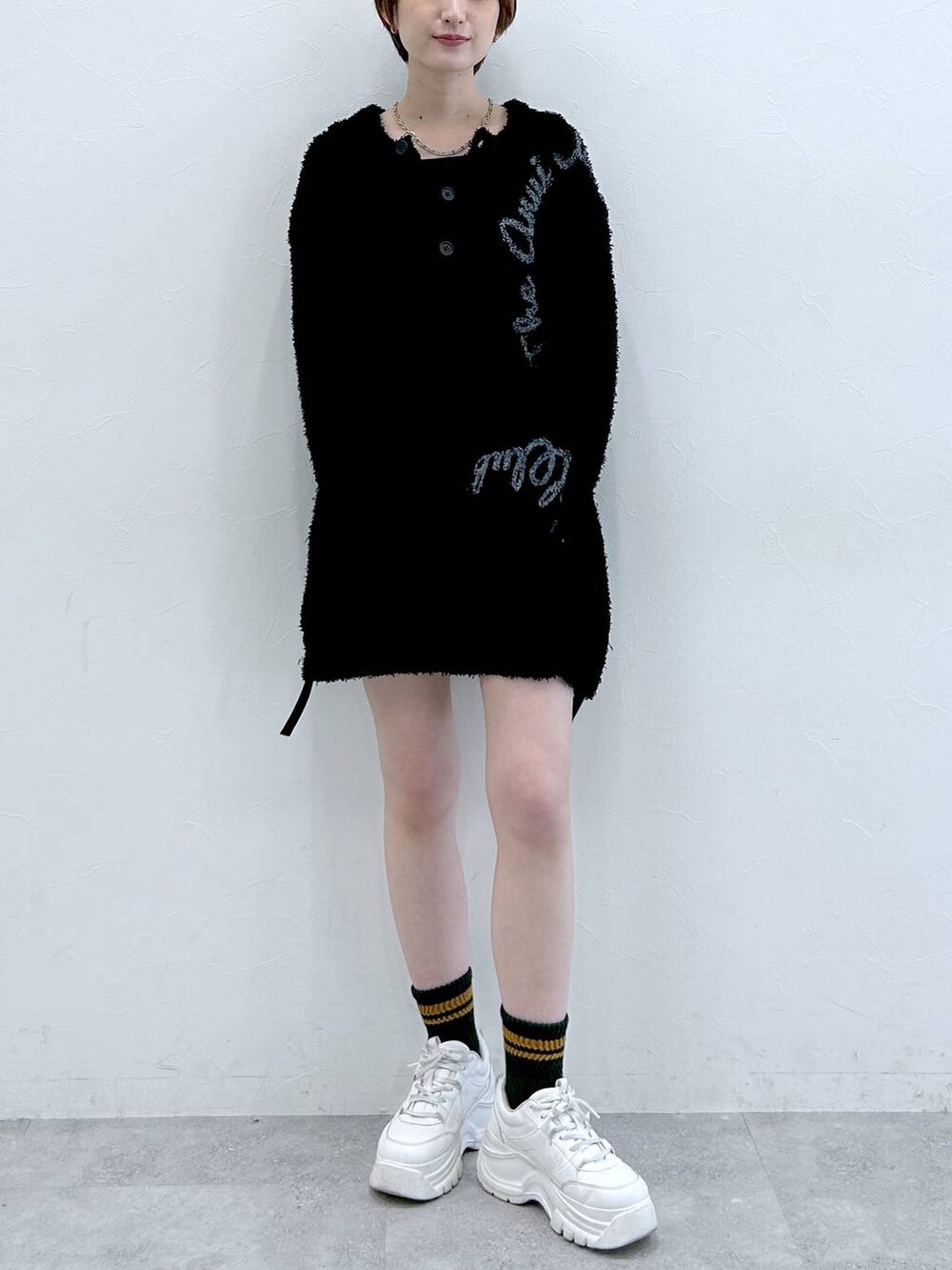 ブラック系のニット/セーターを着用したレディースの春コーディネートの3枚目の写真