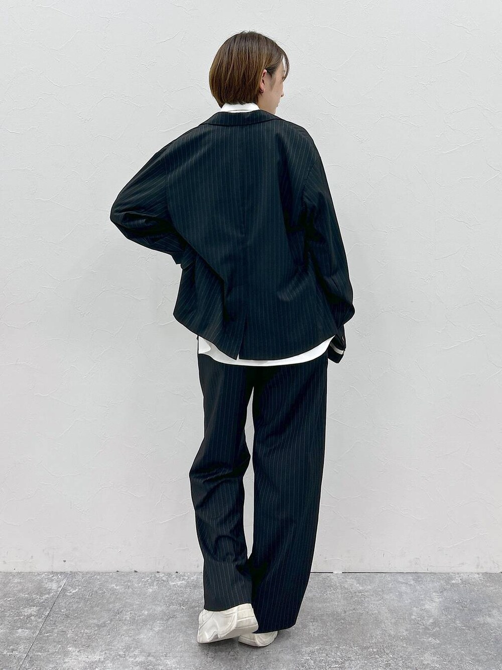 ブラック系のネクタイ、ホワイト系のシャツ/ブラウス、ブラック系のテーラードジャケットを着用したレディースの春コーディネートの6枚目の写真