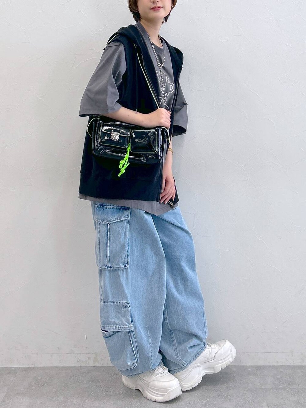 グレー系のTシャツ/カットソー、ブラック系のパーカー、ブラック系のショルダーバッグを着用したレディースの夏コーディネートの3枚目の写真