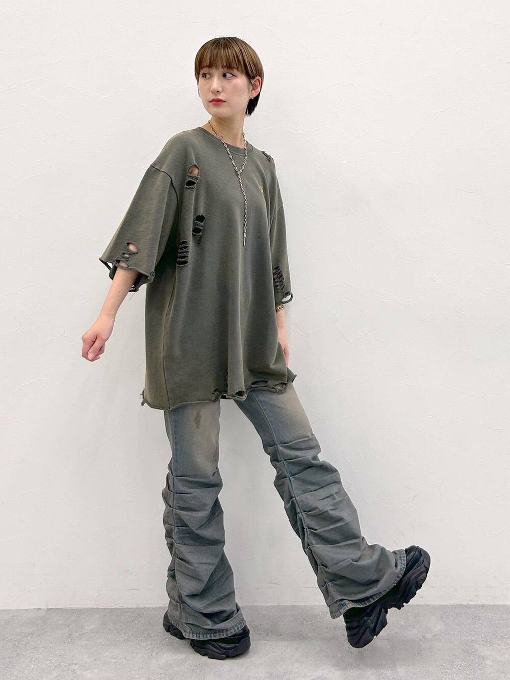 ブラック系のスニーカー、グレー系のTシャツ/カットソー、ブルー系のデニムパンツを着用したレディースの夏コーディネートの5枚目の写真