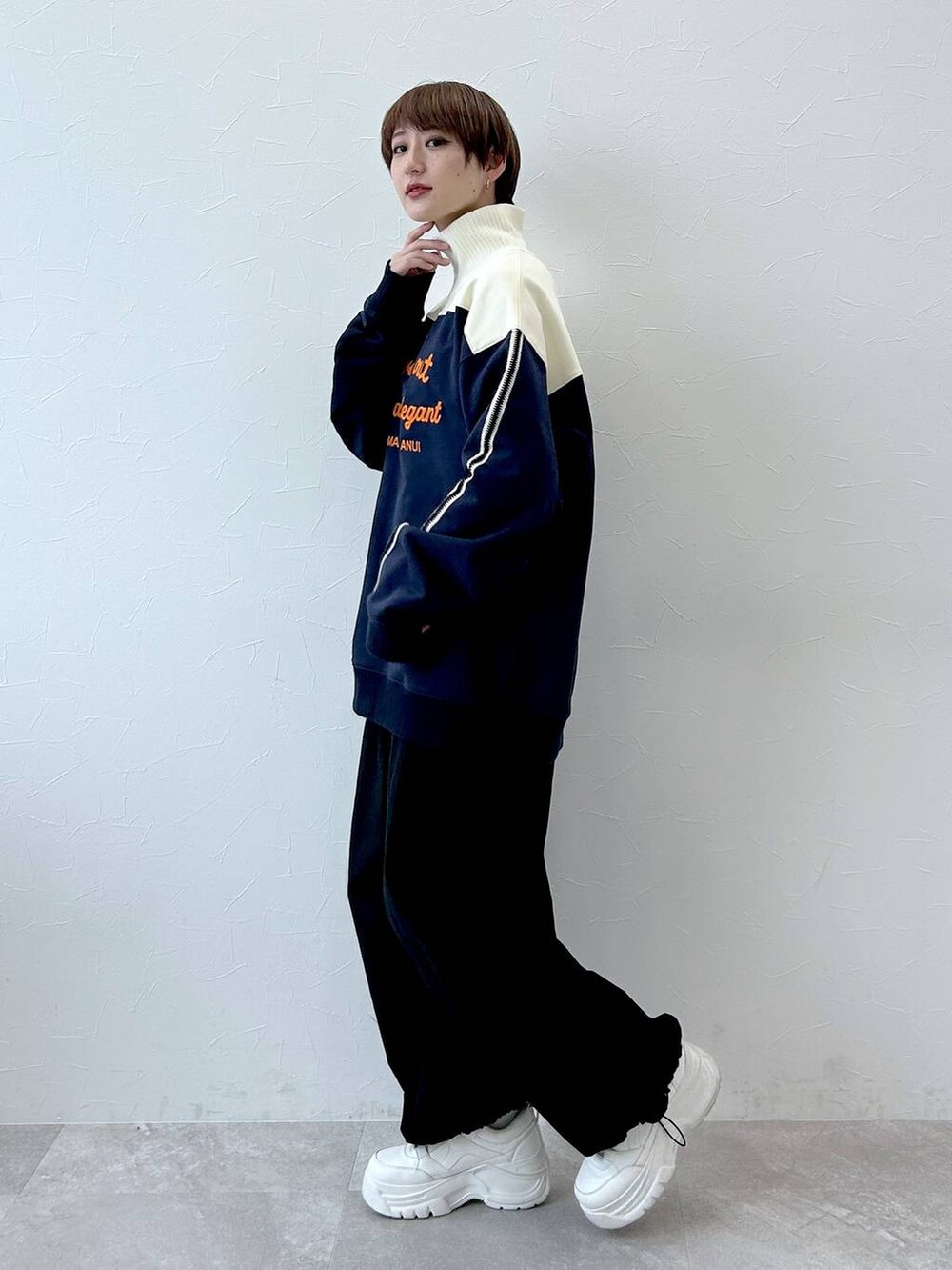 ブラック系のその他パンツ、ブルー系のスウェットを着用したレディースの冬コーディネートの3枚目の写真