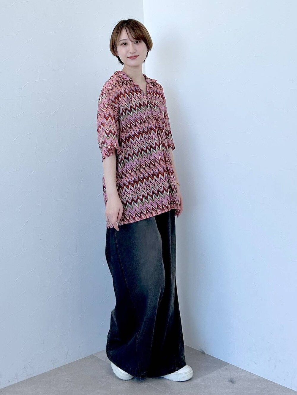 ピンク系のシャツ/ブラウス、ブルー系のデニムパンツを着用したレディースの春コーディネートの5枚目の写真