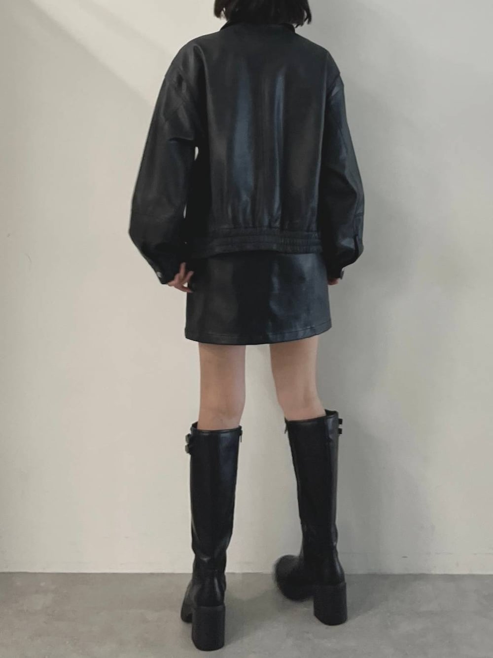 ブラック系のブルゾンを着用したレディースの秋コーディネートの7枚目の写真