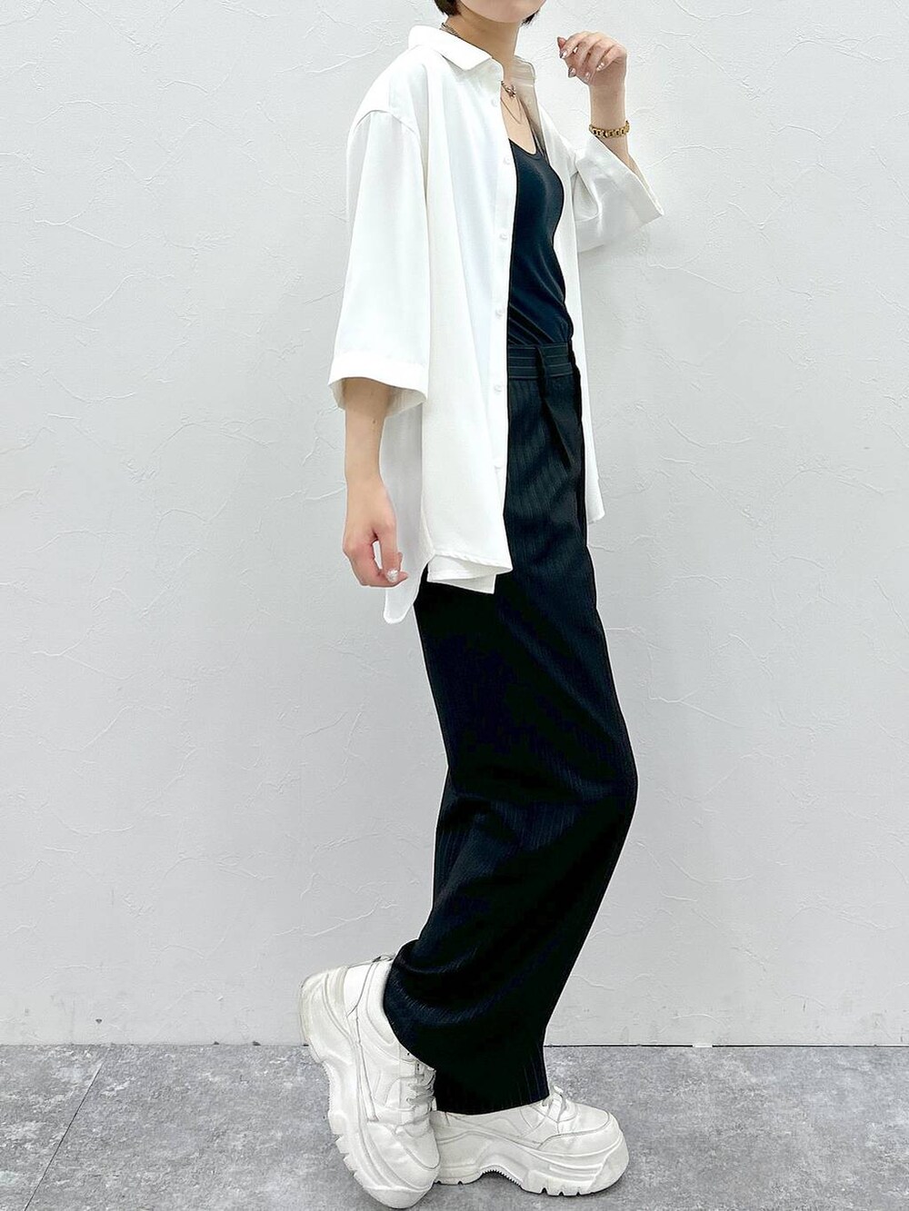 ホワイト系のシャツ/ブラウス、ブラック系のスラックスを着用したレディースの春コーディネートの6枚目の写真