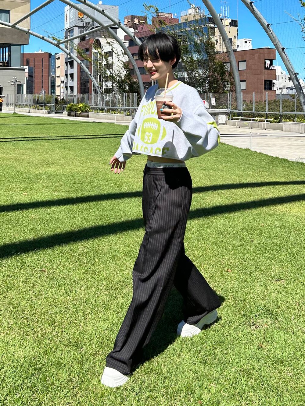 ブラック系のスラックス、ベージュ系のニット/セーターを着用したレディースの冬コーディネートの2枚目の写真