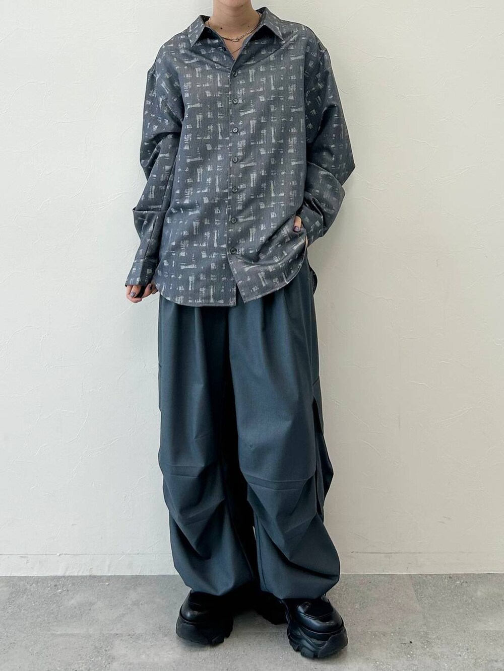 ブラック系のブーツ、ブラック系のシャツ/ブラウス、グレー系のカーゴパンツを着用したレディースの秋コーディネートの2枚目の写真