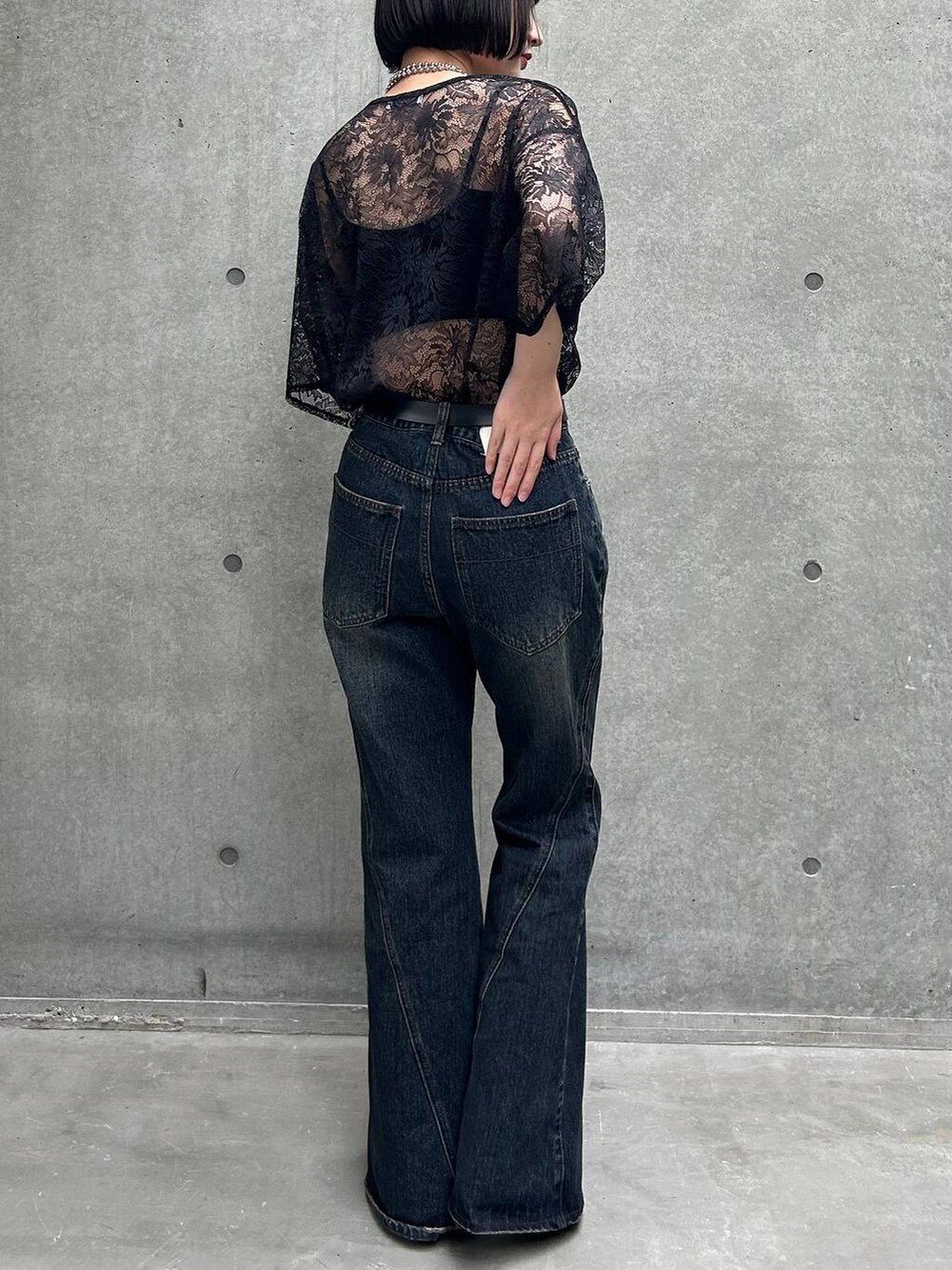 ブラック系のキャミソール、ブラック系のTシャツ/カットソー、レッド系のサンダルを着用したレディースの夏コーディネートの4枚目の写真