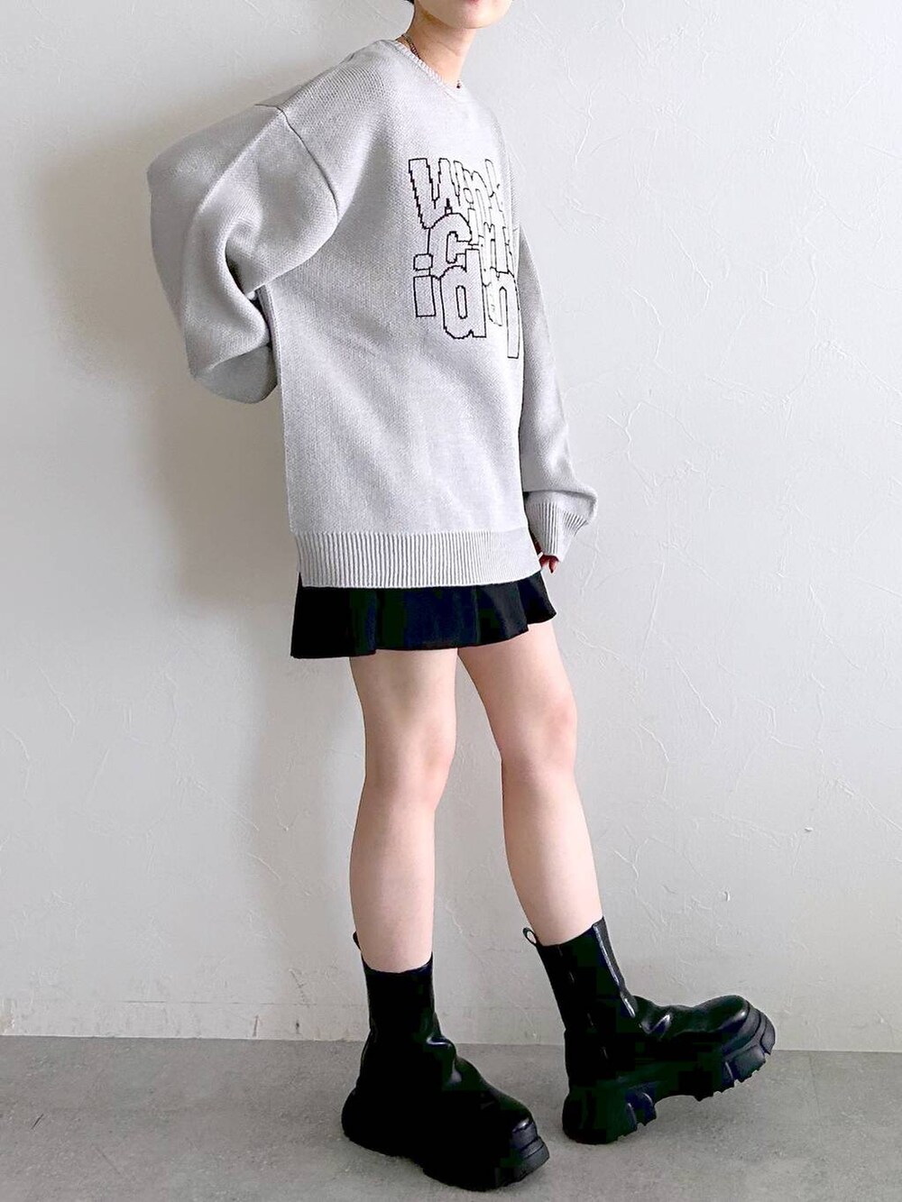 ブラック系のブーツ、ブラック系のその他パンツ、グレー系のニット/セーターを着用したレディースの冬コーディネートの4枚目の写真