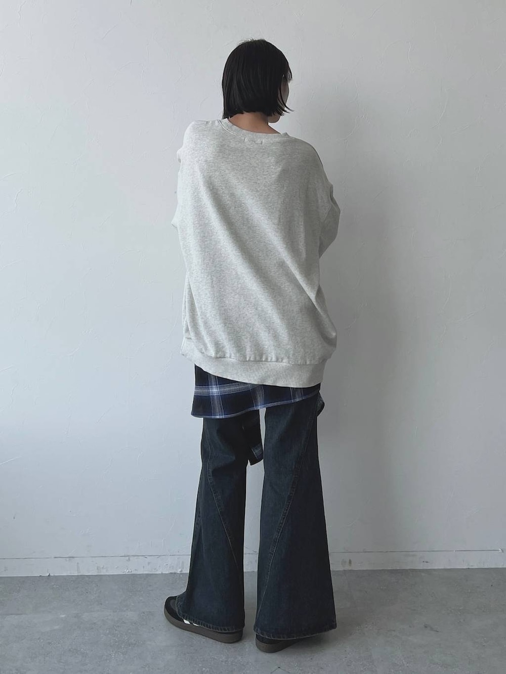 ブルー系のデニムパンツ、ブルー系のシャツ/ブラウス、ベージュ系のスウェットを着用したレディースの秋コーディネートの6枚目の写真