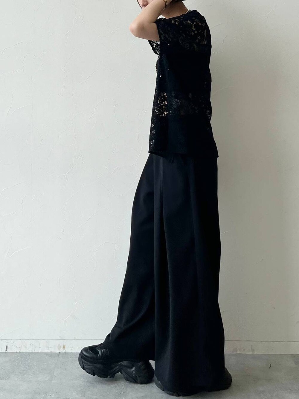 ブラック系のスニーカー、ブラック系のシャツ/ブラウス、ブラック系のキャミソールを着用したレディースの夏コーディネートの4枚目の写真