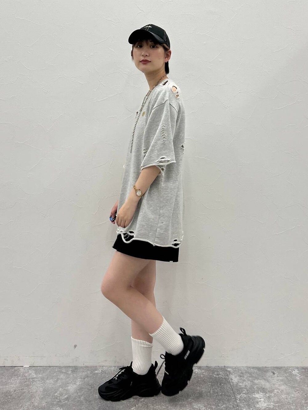 ブラック系のその他パンツ、グレー系のTシャツ/カットソー、ブラック系のキャップを着用したレディースの秋コーディネートの5枚目の写真