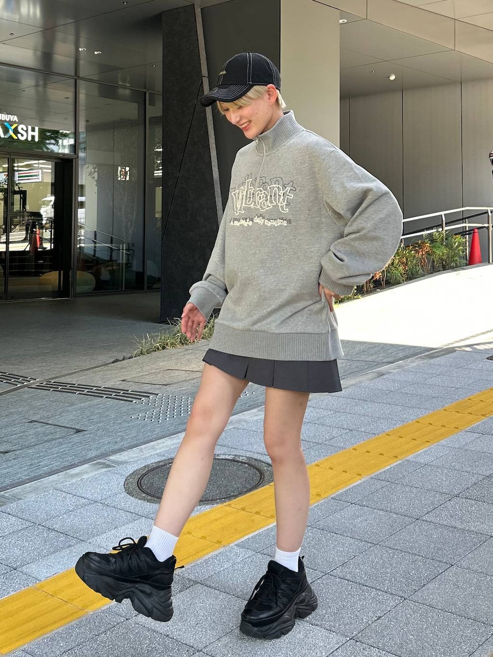 ブラック系のスニーカー、グレー系のその他パンツ、グレー系のスウェットを着用したレディースの秋コーディネートの3枚目の写真