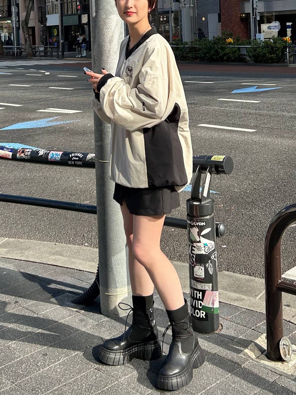 ホワイト系のその他トップス、ブラック系のブーツ、ブラック系のその他パンツを着用したレディースの春コーディネートの2枚目の写真