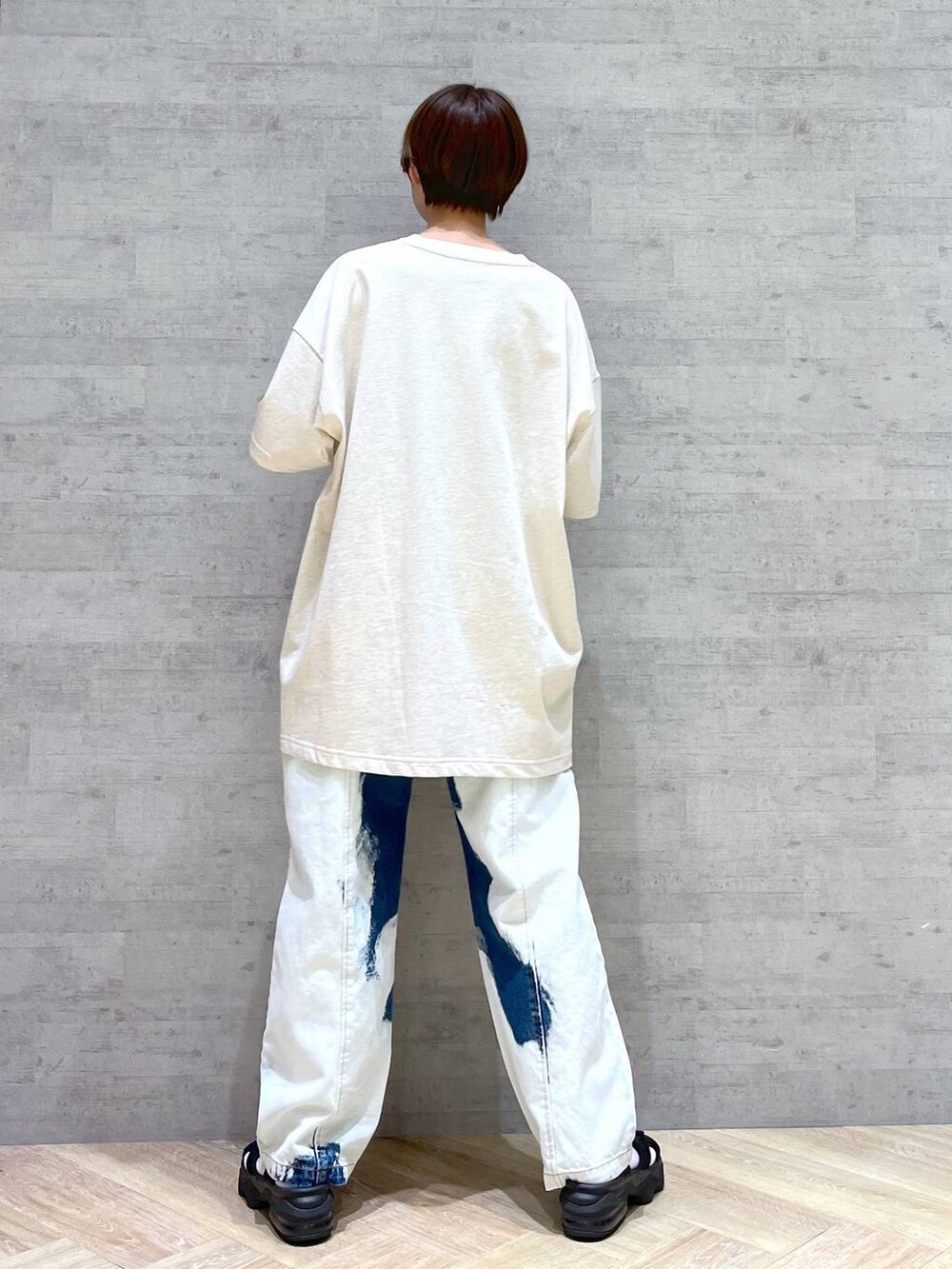 ベージュ系のTシャツ/カットソー、ブルー系のデニムパンツを着用したレディースの夏コーディネートの5枚目の写真