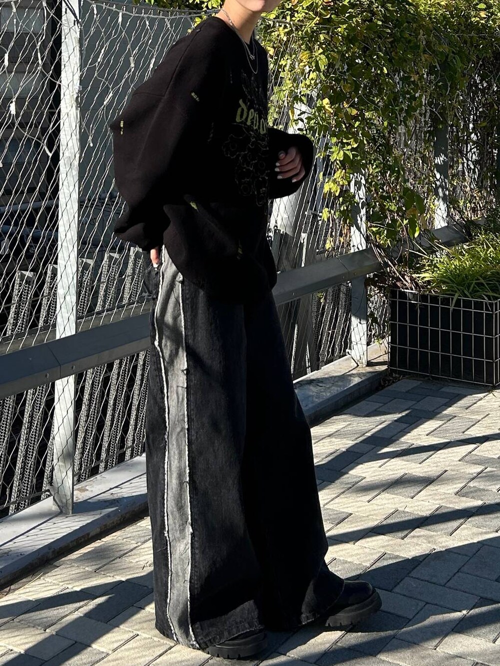 ブラック系のニット/セーターを着用したレディースの秋コーディネートの6枚目の写真