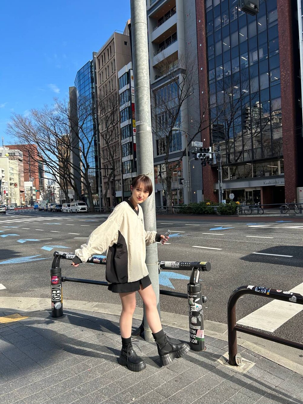 ホワイト系のその他トップス、ブラック系のブーツ、ブラック系のその他パンツを着用したレディースの春コーディネートの7枚目の写真