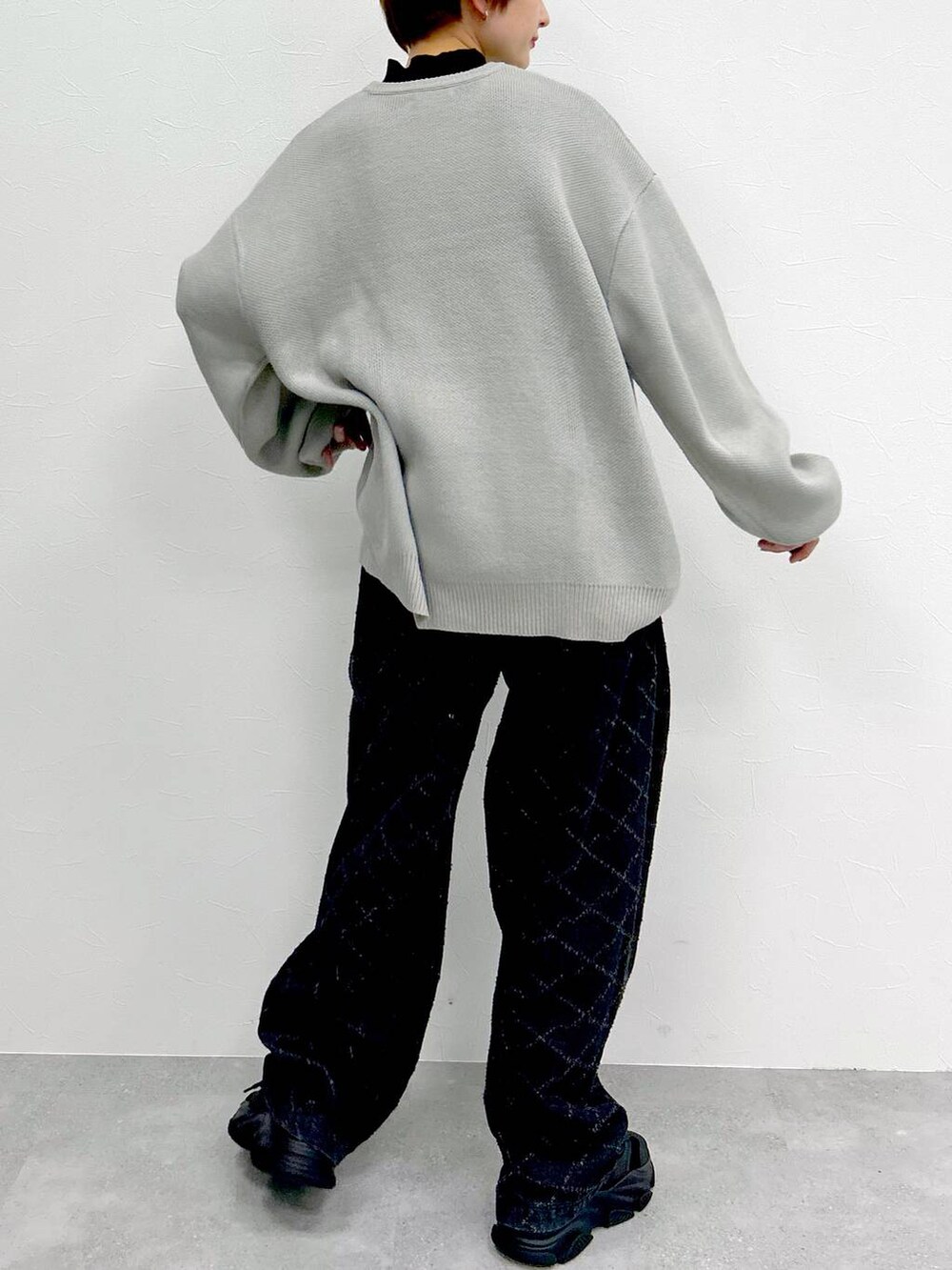 ブラック系のデニムパンツ、グレー系のニット/セーターを着用したレディースの冬コーディネートの8枚目の写真