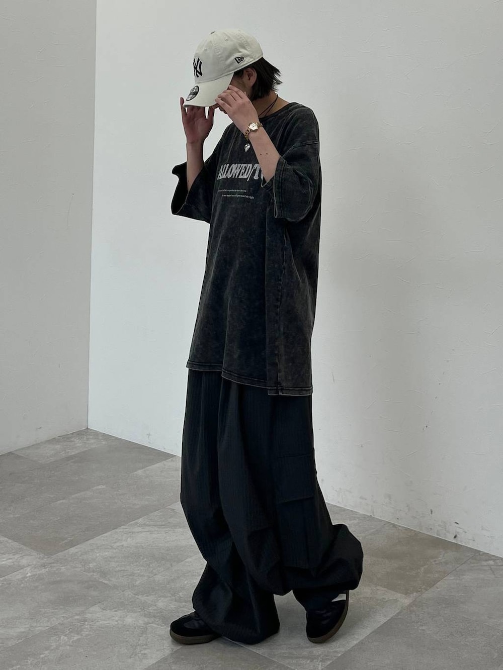 その他のカーゴパンツ、ブラック系のTシャツ/カットソー、ホワイト系のキャップを着用したレディースの夏コーディネートの5枚目の写真