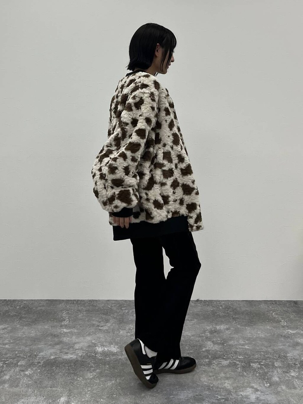 ブラック系のデニムパンツ、その他のブルゾン、ブラック系のベルトを着用したレディースの夏コーディネートの9枚目の写真