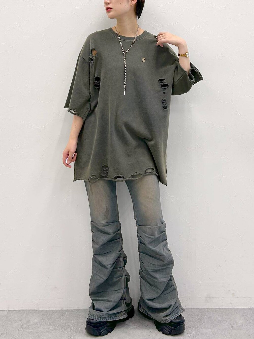 ブラック系のスニーカー、グレー系のTシャツ/カットソー、ブルー系のデニムパンツを着用したレディースの夏コーディネートの2枚目の写真