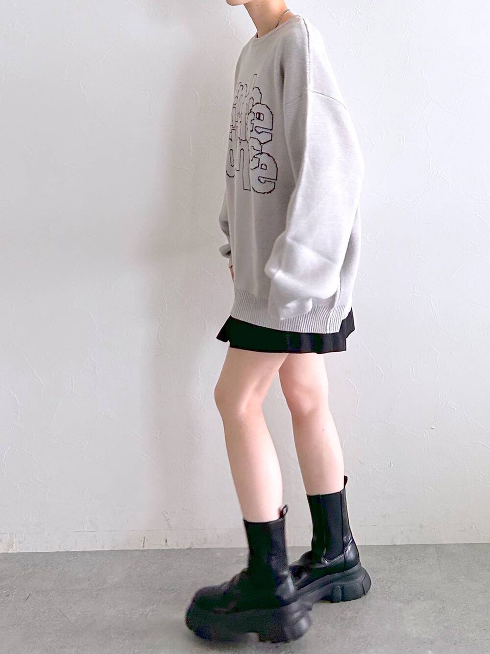 ブラック系のブーツ、ブラック系のその他パンツ、グレー系のニット/セーターを着用したレディースの冬コーディネートの5枚目の写真