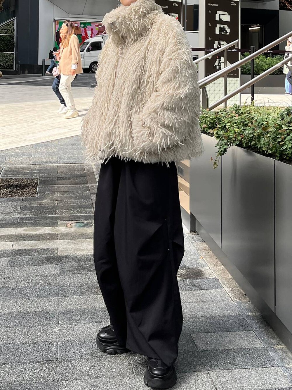 ブラック系のスニーカー、ブラック系のその他パンツ、ベージュ系のブルゾンを着用したレディースの秋コーディネートの4枚目の写真