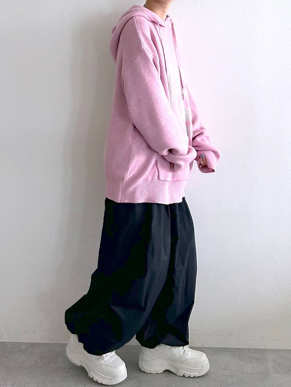 ブラック系のその他パンツ、ピンク系のニット/セーターを着用したレディースの冬コーディネートの5枚目の写真