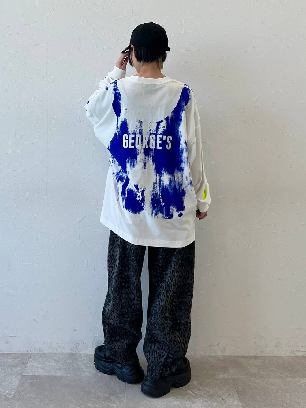 ブラック系のスニーカー、ブラック系のデニムパンツ、ブラック系のキャップを着用したレディースの春コーディネートの6枚目の写真