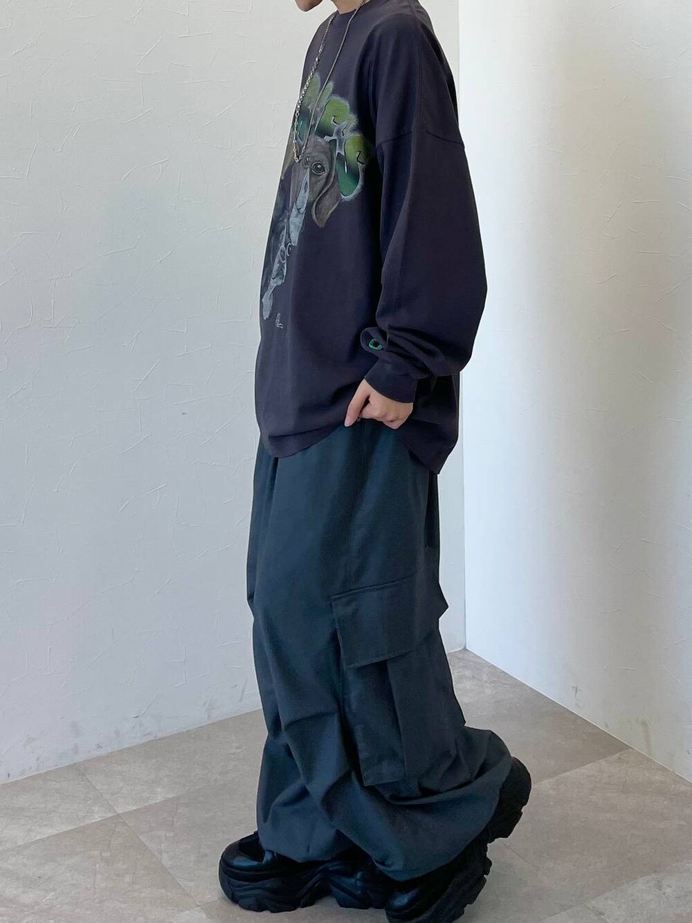 ブラック系のスニーカー、グレー系のカーゴパンツ、ブラック系のキャップを着用したレディースの春コーディネートの4枚目の写真