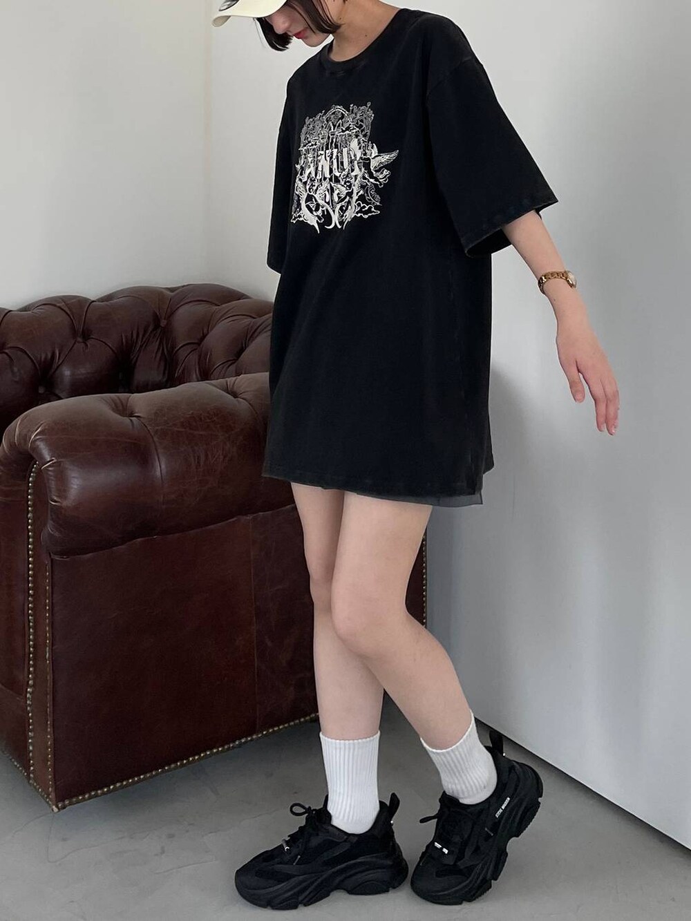 ブラック系のTシャツ/カットソー、ホワイト系のキャップを着用したレディースの夏コーディネートの6枚目の写真