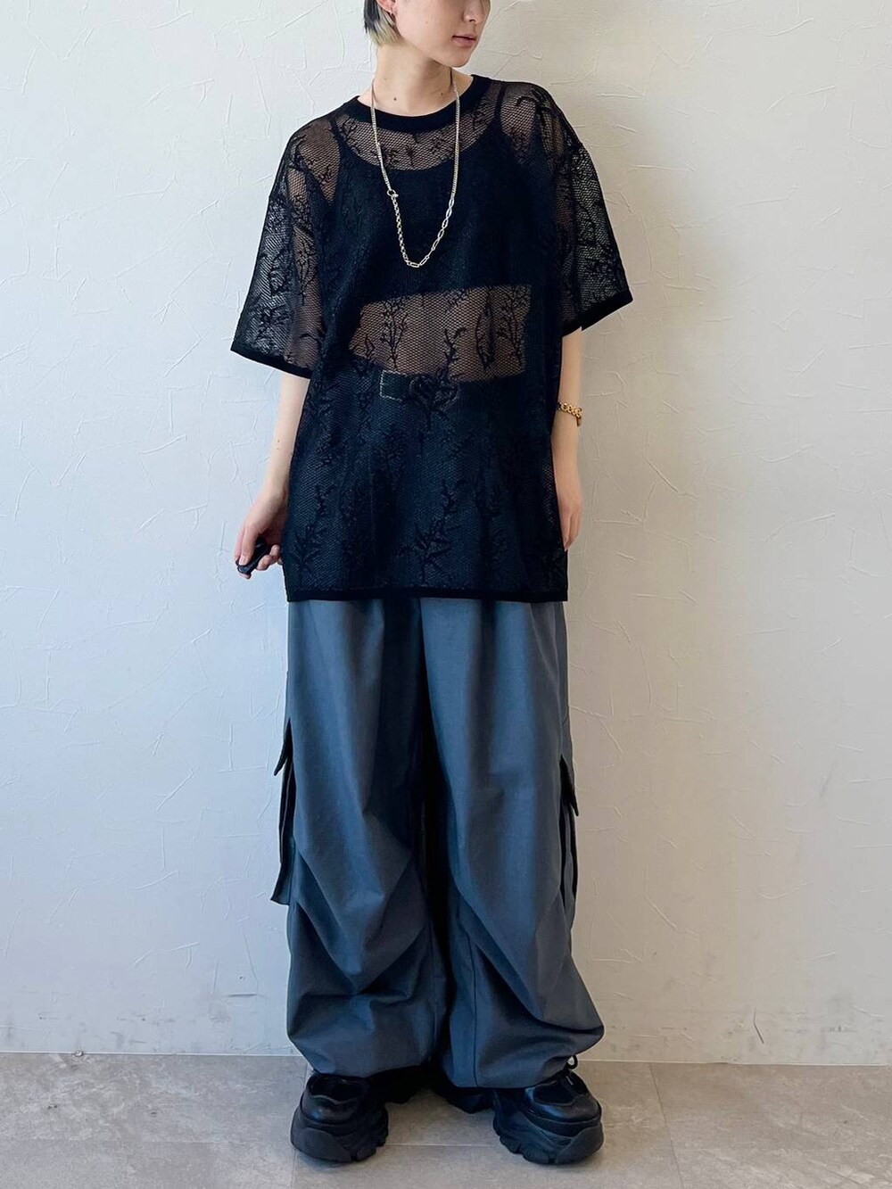 ブラック系のスニーカー、グレー系のカーゴパンツ、ブラック系のキャミソールを着用したレディースの春コーディネートの2枚目の写真