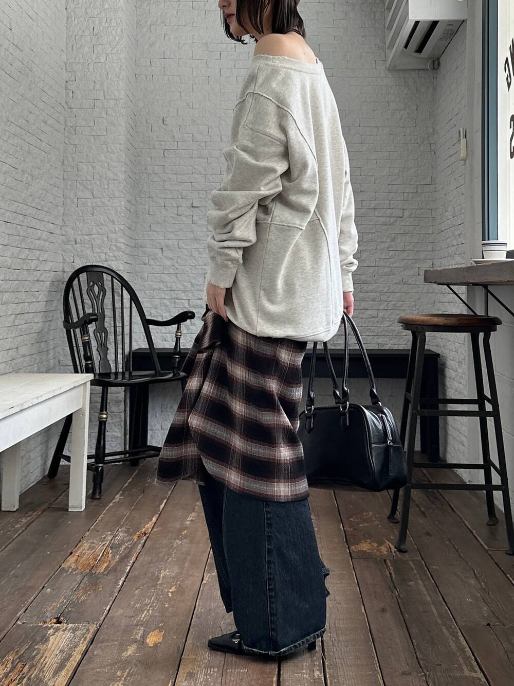 ブルー系のデニムパンツ、ブラック系のパンプス、ブラウン系のシャツ/ブラウスを着用したレディースの秋コーディネートの6枚目の写真