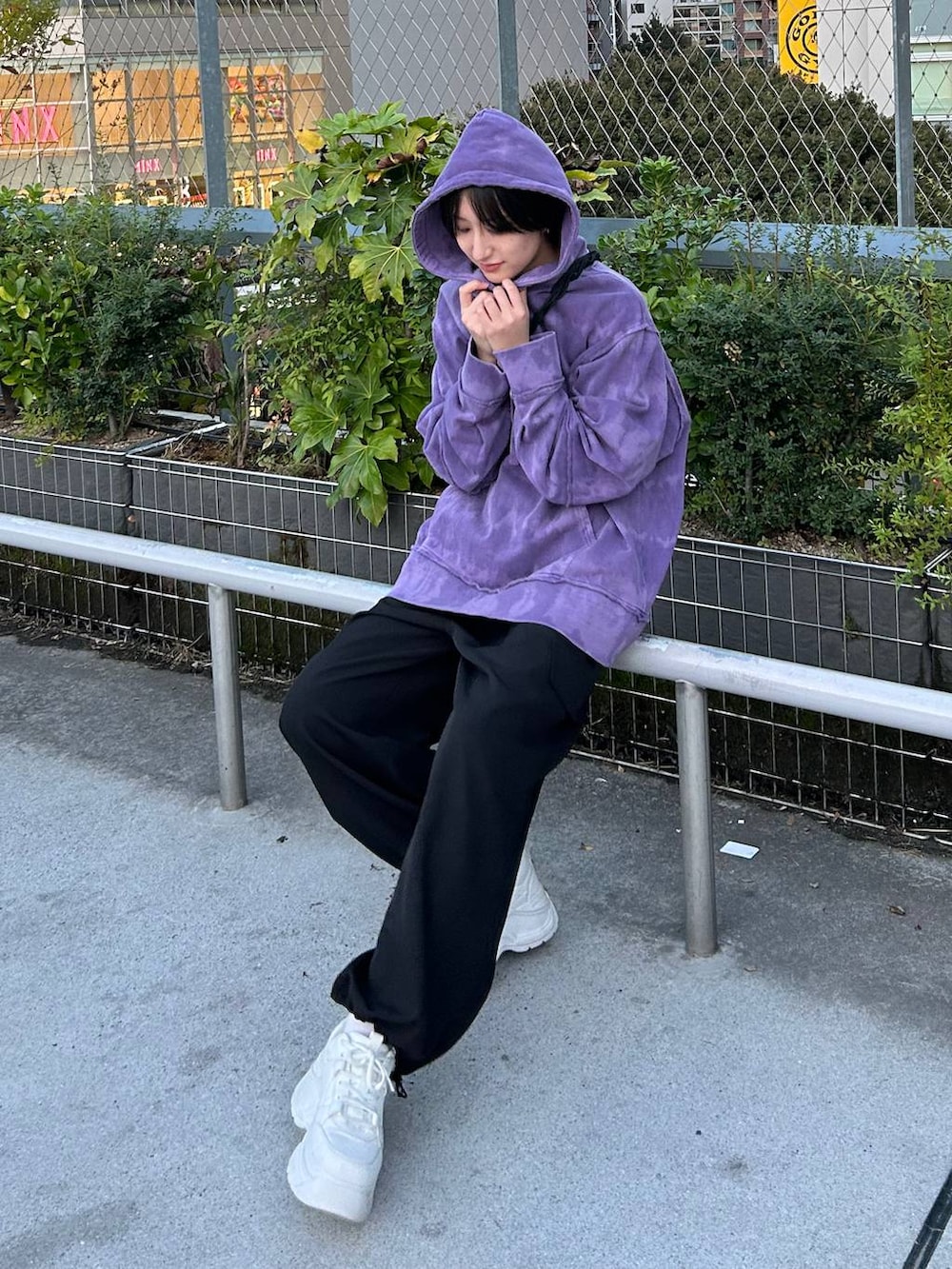 パープル系のパーカーを着用したレディースの冬コーディネートの4枚目の写真