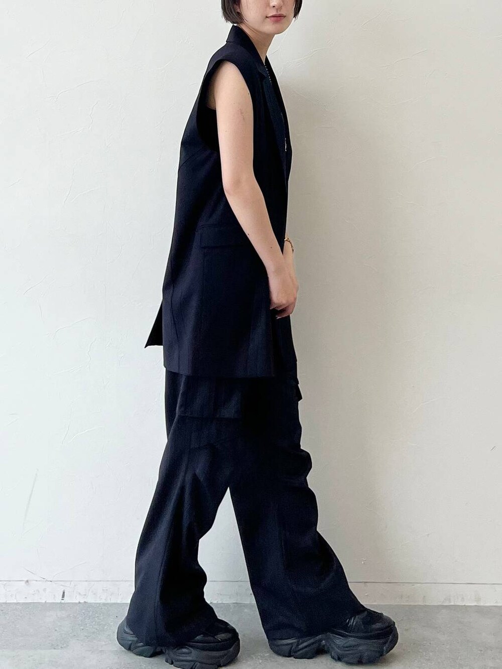 ブラック系のスニーカー、ブラック系のキャミソール、ブラック系のその他パンツを着用したレディースの春コーディネートの6枚目の写真