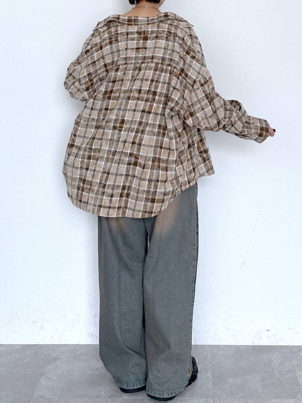 ブルー系のデニムパンツ、ブラウン系のシャツ/ブラウス、ブラック系のベルトを着用したレディースの夏コーディネートの8枚目の写真