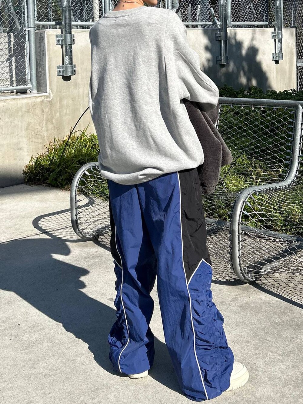 グレー系のその他アウター、グレー系のスウェット、ブルー系のその他パンツを着用したレディースの冬コーディネートの8枚目の写真