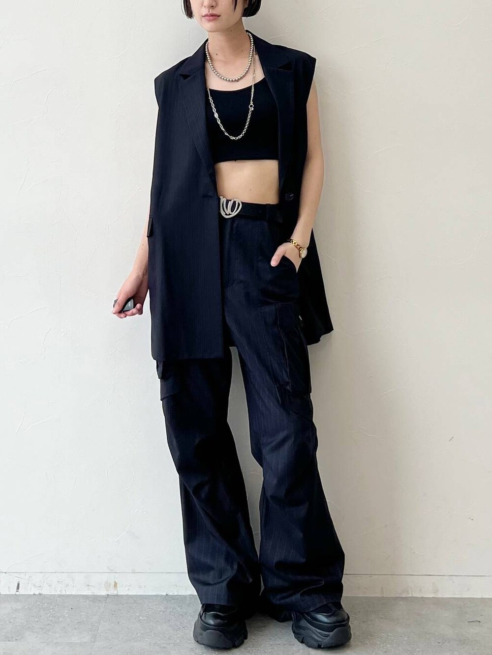 ブラック系のスニーカー、ブラック系のキャミソール、ブラック系のその他パンツを着用したレディースの春コーディネートの2枚目の写真