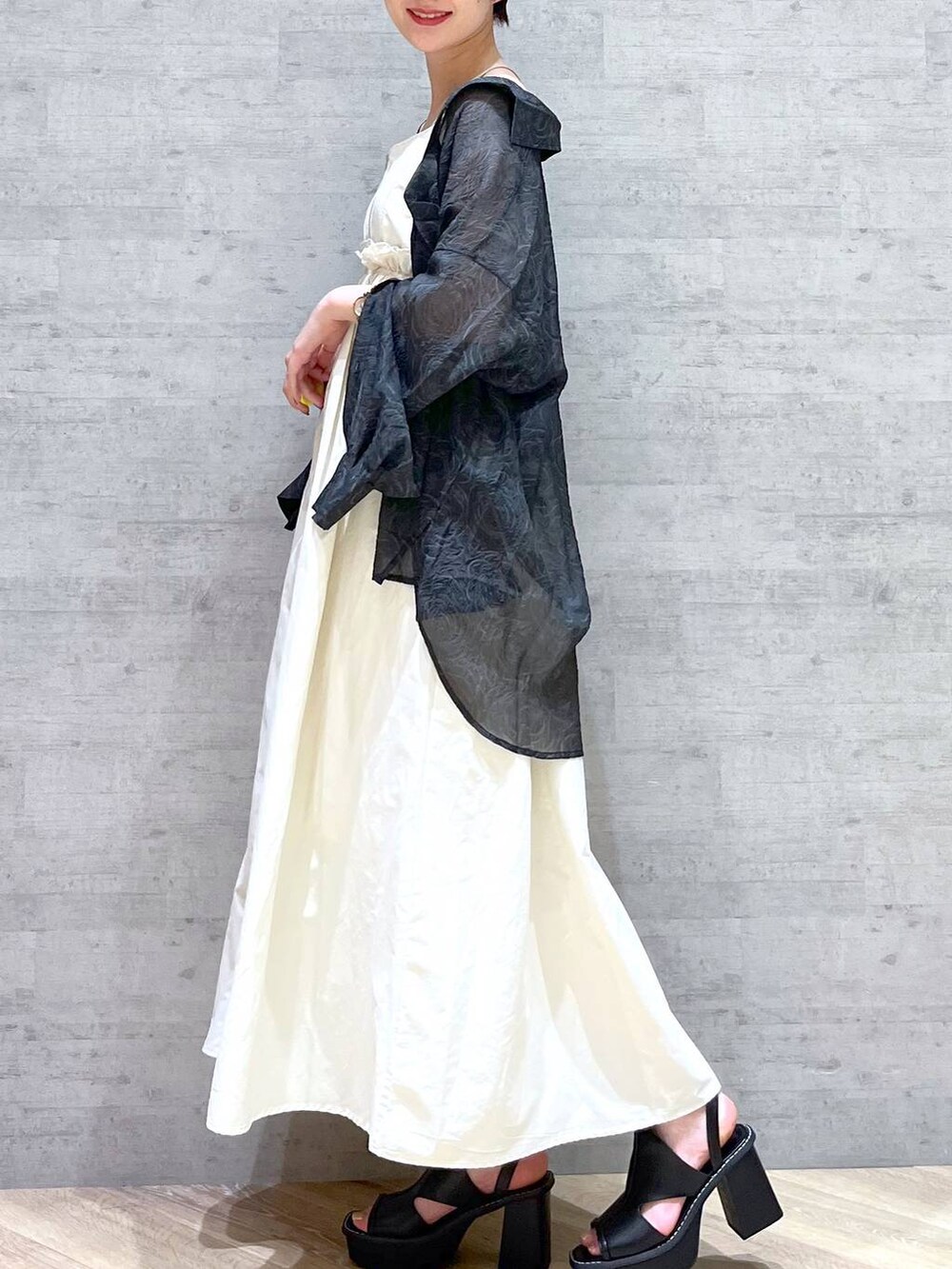 ベージュ系のキャミソール、ブラック系のシャツ/ブラウス、ホワイト系のワンピースを着用したレディースの夏コーディネートの4枚目の写真