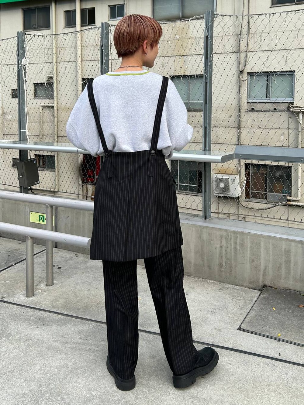 ブラック系のスラックス、ベージュ系のニット/セーターを着用したレディースの秋コーディネートの7枚目の写真