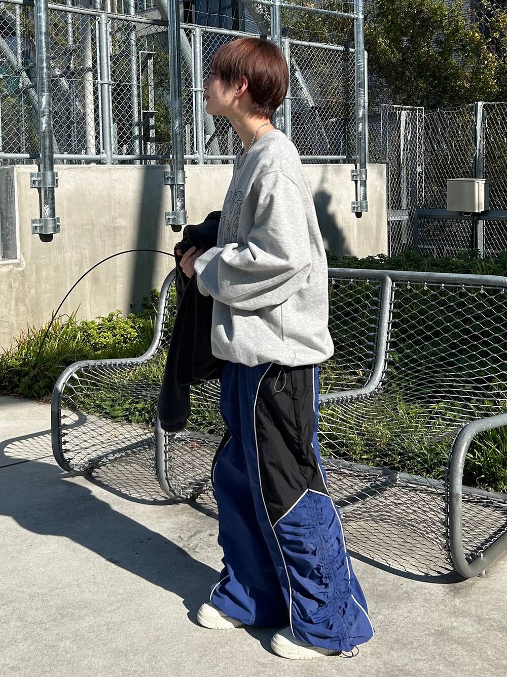 グレー系のその他アウター、グレー系のスウェット、ブルー系のその他パンツを着用したレディースの冬コーディネートの4枚目の写真